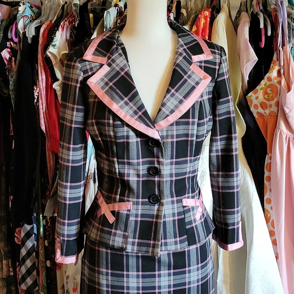 Beautiful Plaid Suit - Picture 2 of 6